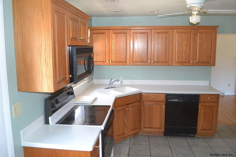 5th image of 26 VAN VRANKEN Road