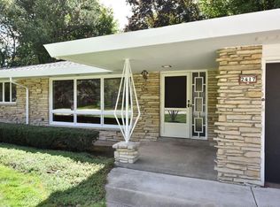 2417 W Daphne Rd, Glendale, WI 53209