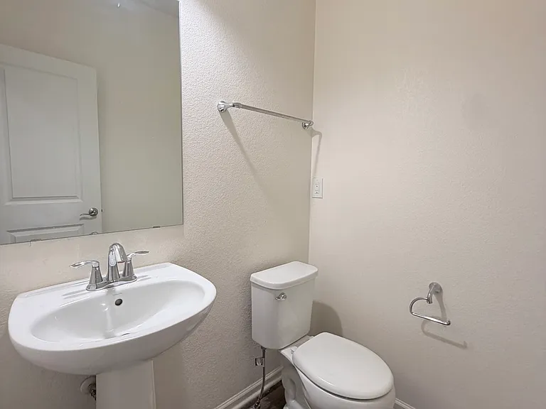 1517 S Dallas Cir — Photo 2