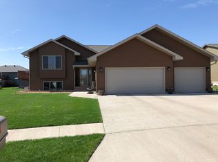 1015 Oak Dr NE, Watertown, SD 57201