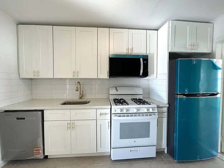 681 Rhinelander Ave #2A — Photo 5