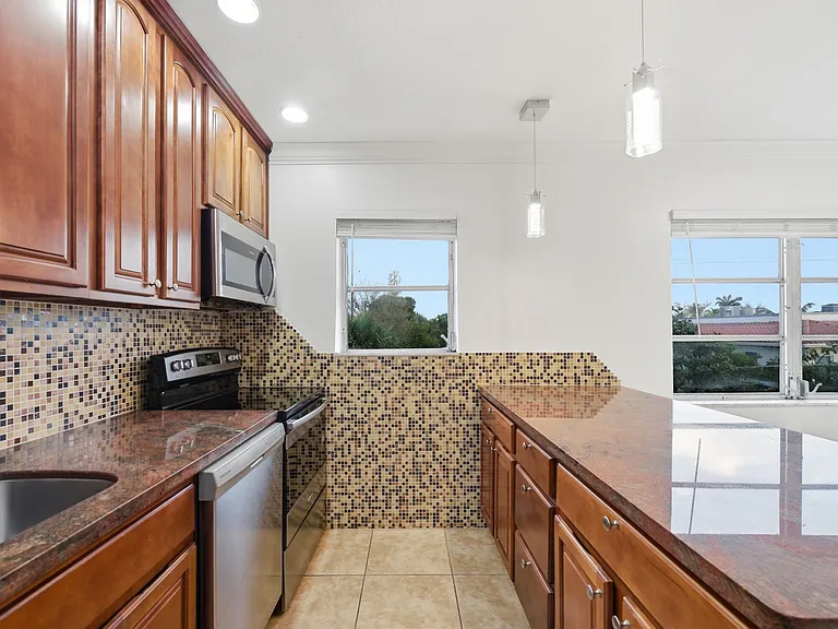 1140 NE 9th Ave #18 — Photo 10