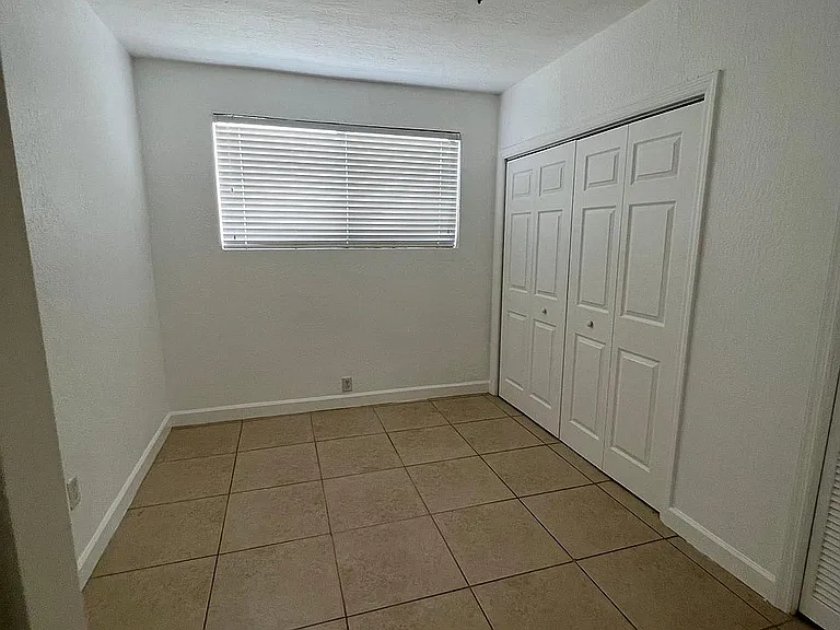 421 SW 6th St #7 — Photo 7