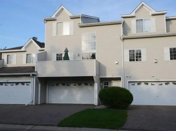 17740 Hackberry Ct, Eden Prairie, MN 55347