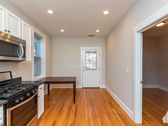 4th image of 1424 W Superior St #2