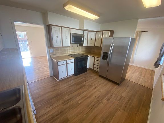 Spacious Kitchen, refrigerator provided