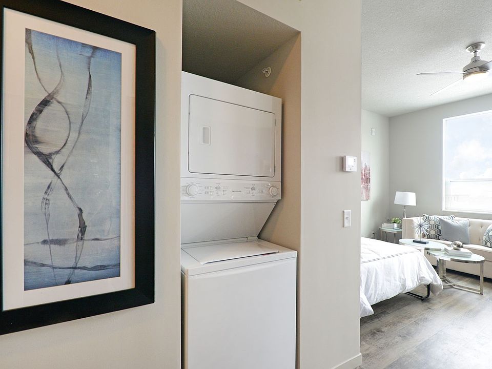 1st image of 408 4th St SE #100