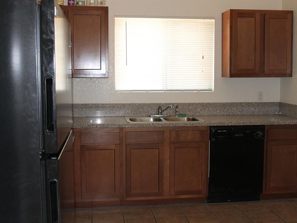 beautiful spacious kitchen