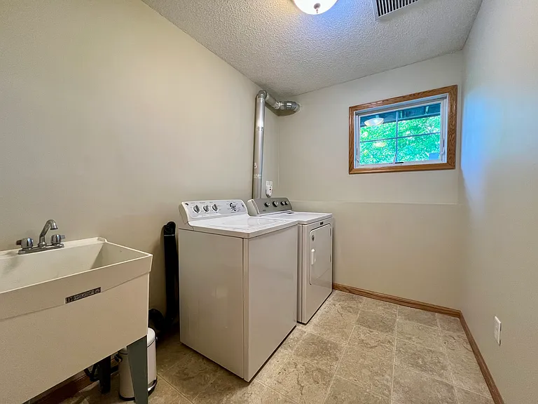 1922 Red Maple Ln — Photo 11