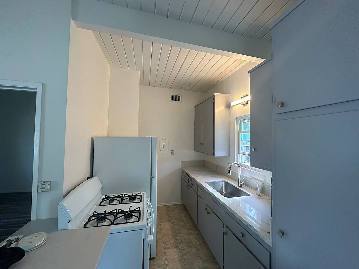 Building Photo - 1616 E Sycamore Ave #12