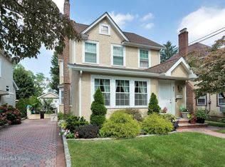 21 Walden Pl, Great Neck, NY 11020