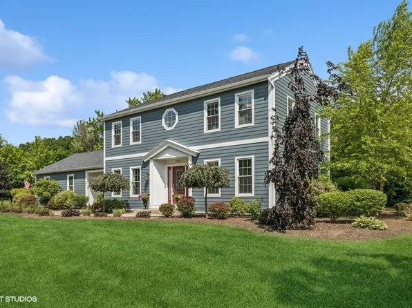 7536 Inverway Dr, Crystal Lake, IL 60014