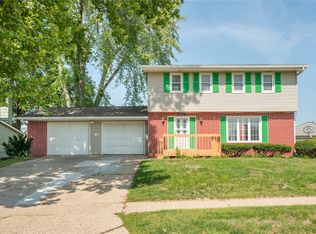 8827 Summit Dr, Clive, IA 50325