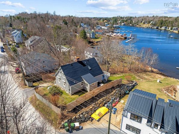 215 Victoria St, Chester, NS B0J 1J0