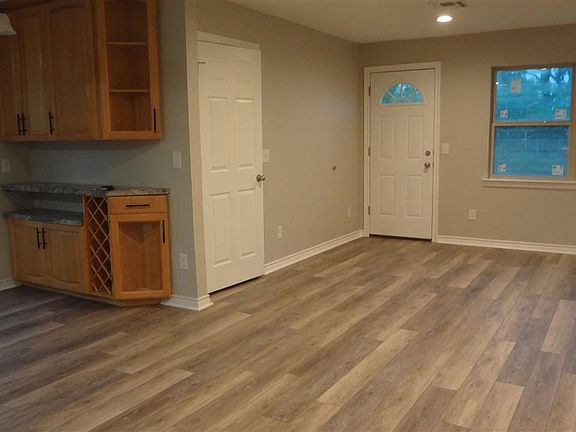 4th image of 12 Holliday Cir