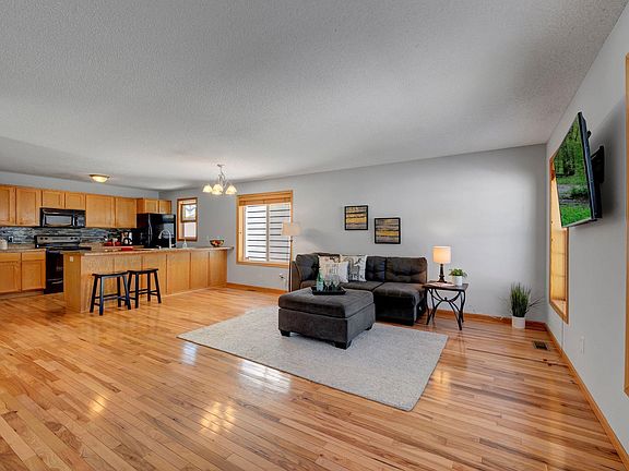 3rd image of 36 Winnipeg Ave