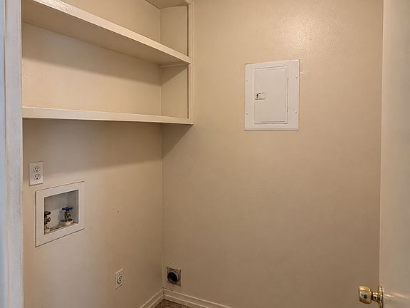 3rd image of 1755 Brookhollow Cir