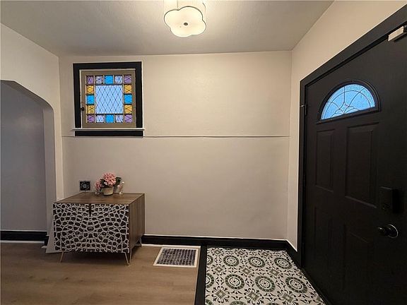 5th image of 812 Rose St