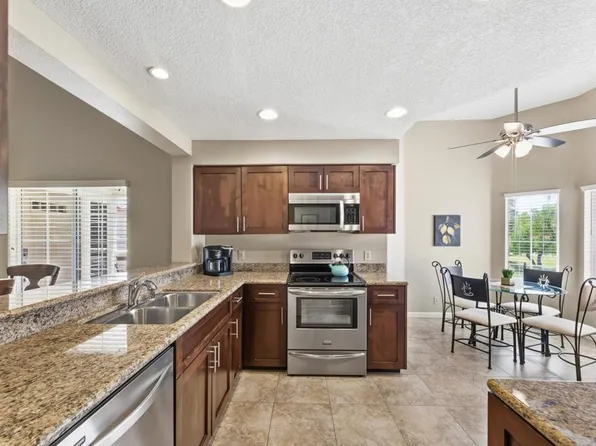 290 Vista Royale Cir W, Palm Desert, CA 92211