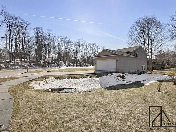 3rd image of 806 Grindle Dr SE