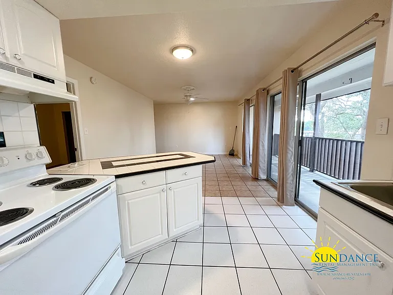 408 Marshall Ct NW #6 — Photo 5