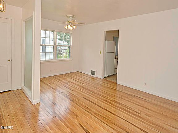4th image of 1625 Cambridge Dr