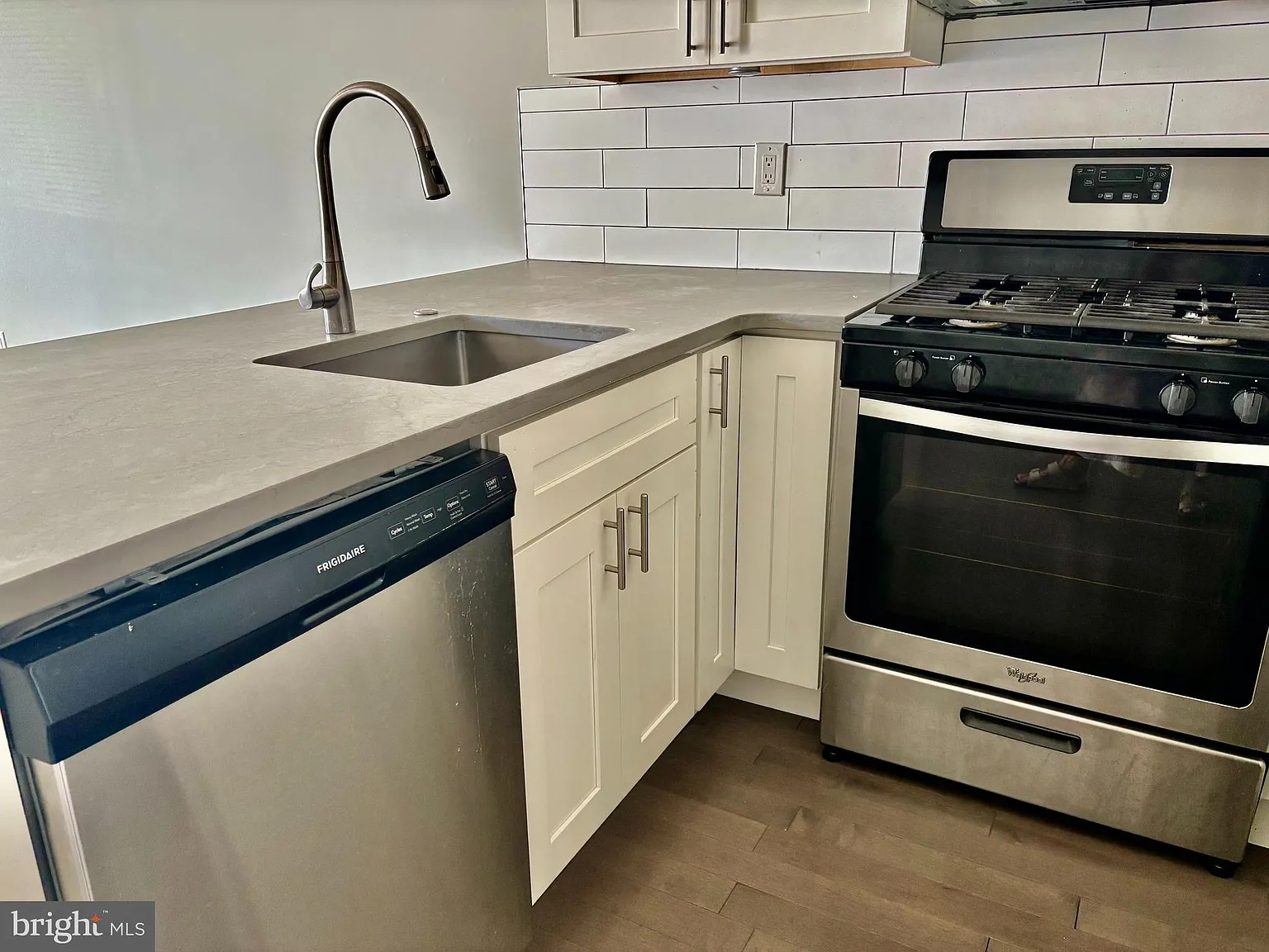 1 bed, 900 sqft, $1,350 — Photo 4