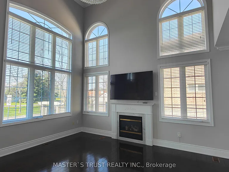 66 Starhill Cres — Photo 1