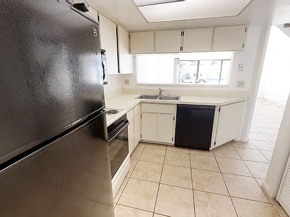 5th image of 34 Emerald Ct Unit 34