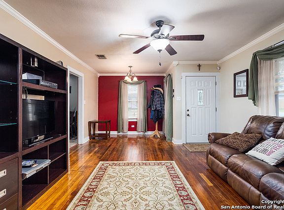 5th image of 606 E St