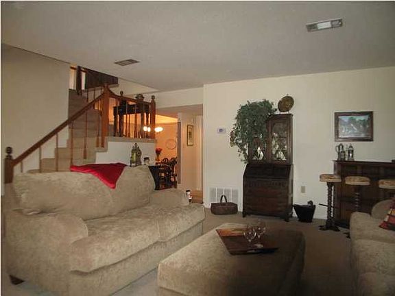 4th image of 914 Holbrook Cir #914
