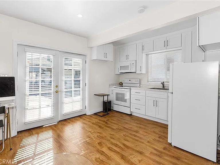 8829 Sylmar Ave — Photo 2