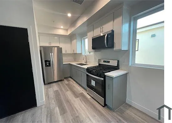 3 bed, 970 sqft, $3,300 — Photo 3