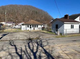 137 Willow Ave, Oceana, WV 24870