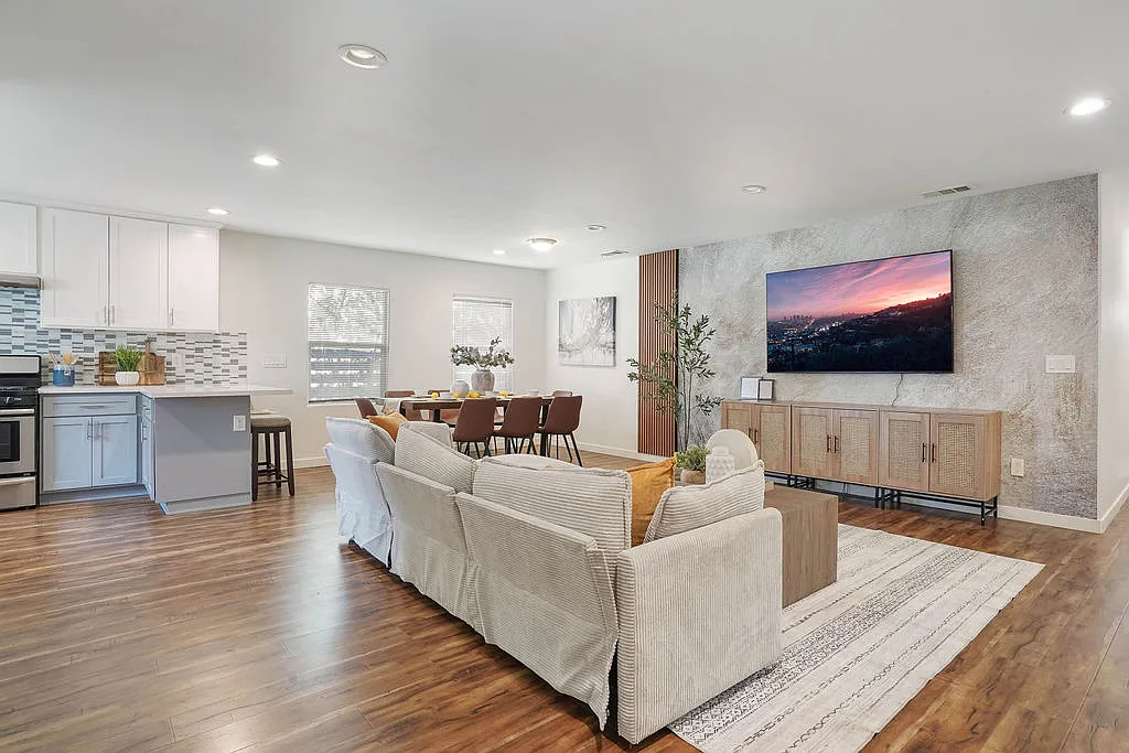 120 N Rowan Ave — Photo 1