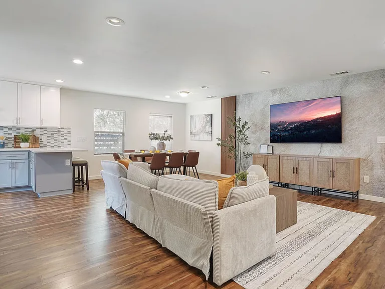 120 N Rowan Ave — Photo 1