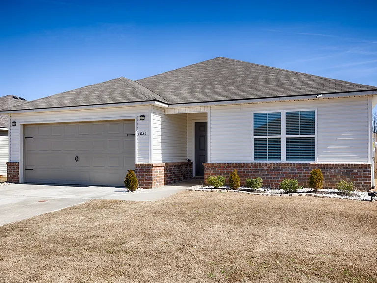 4021 Ryan Dr SW — Photo 3