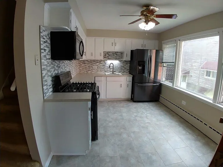 1447 W Henderson St — Photo 2