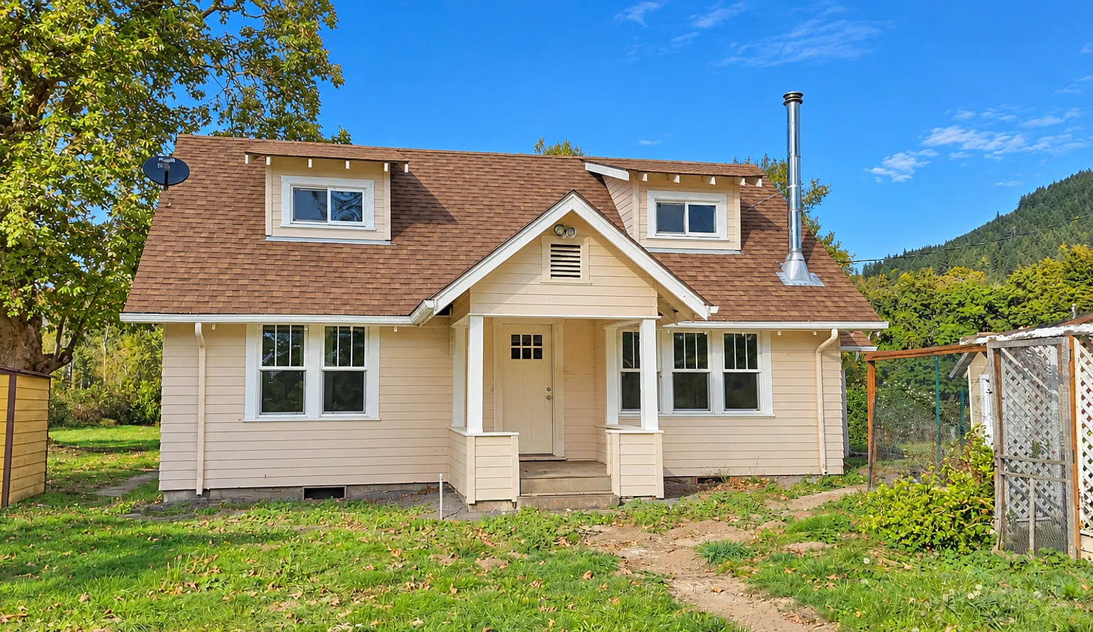 Charming 4-Bedroom Country Home with Spacious Yard & Updated Flooring! — Photo 3