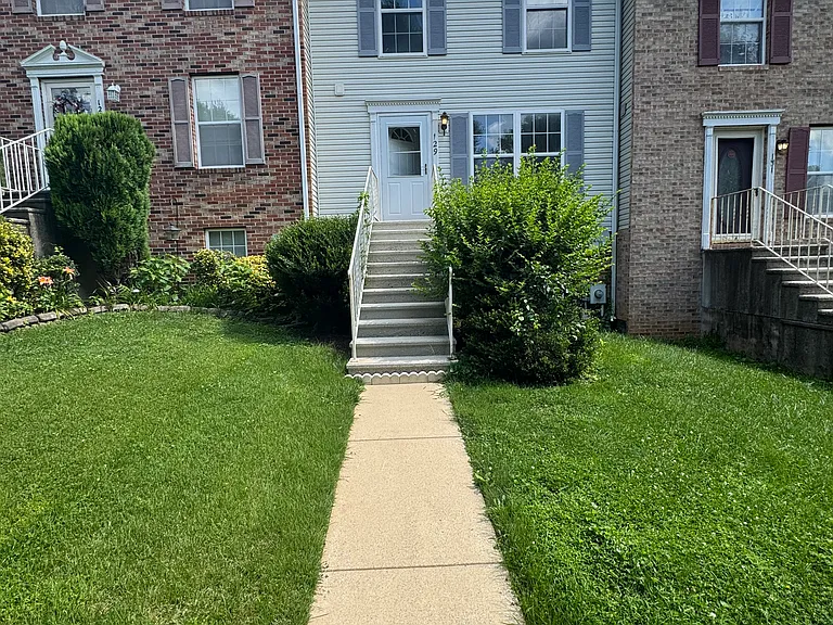129 N Towne Ct — Photo 1