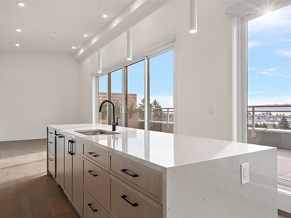 5th image of 1102 Esquimalt Rd #501