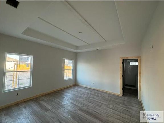 5th image of 213 Janet Cir S