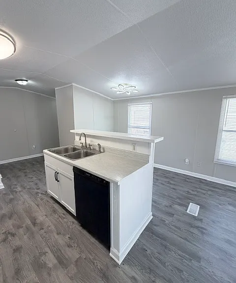 Island with sink & dishwasher