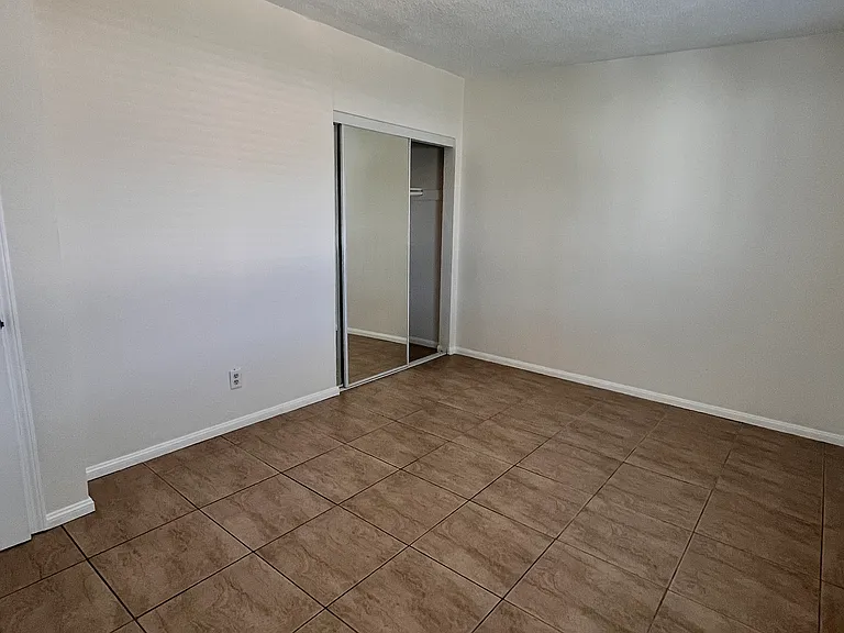 1909 W Myrtle St #1 — Photo 4
