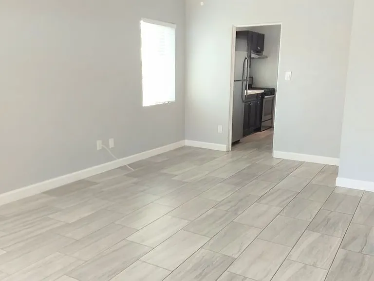 114 E Mariposa St #10 — Photo 2