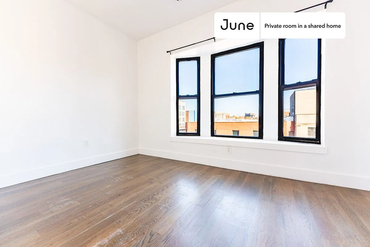 Queen bedroom in 4 bed/2 bath home in Crown Heights #1728 D — Photo 2