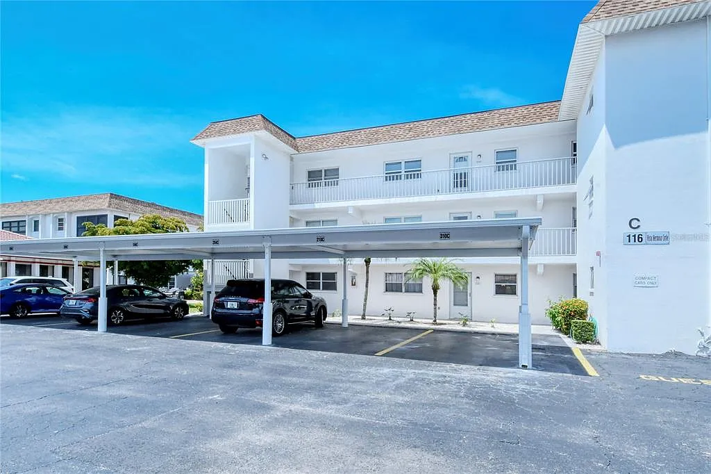 2 bed, 2.0 bath, 900 sqft, $7,200 — Photo 1