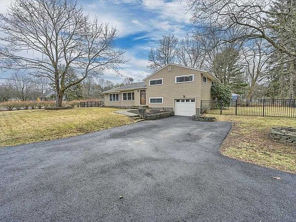 3rd image of 31 Circle Dr