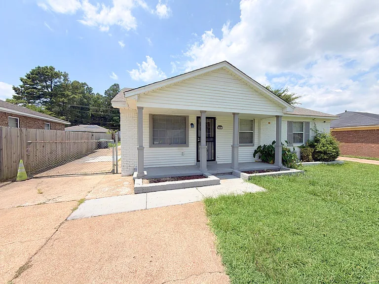 4767 Bradford Dr — Photo 2