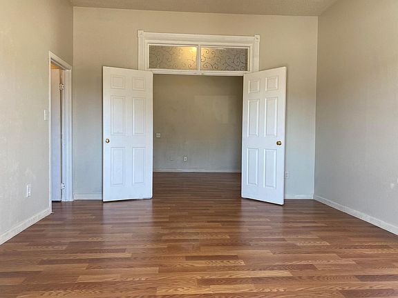 3rd image of 924 W 2nd St APT A